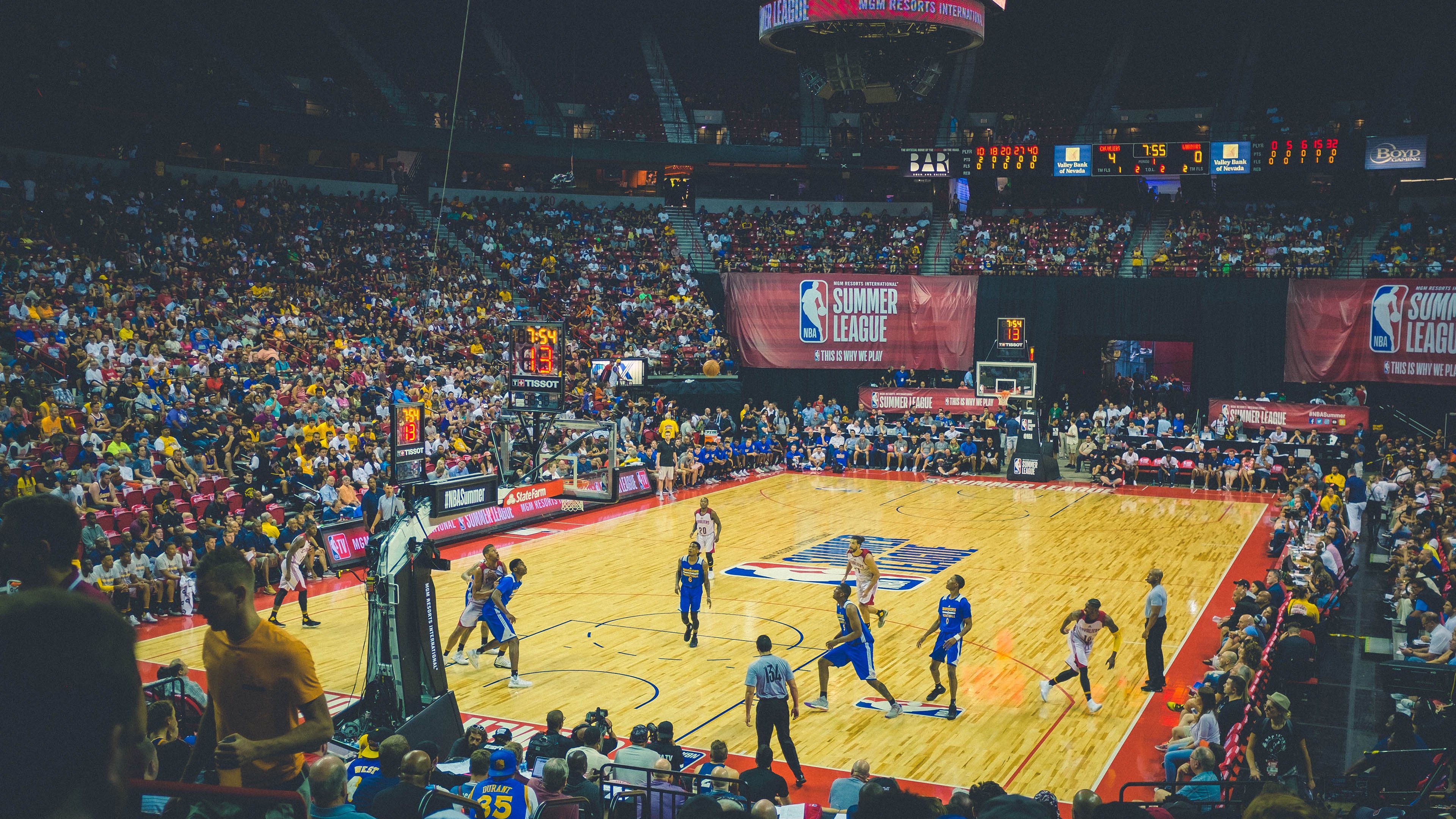 詹姆斯焦点对战，德罗巴与80激战老鹰分钟，出色防守胜负难料！引发球迷热议